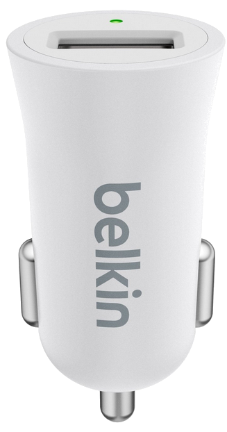 Egy fehér Belkin autós töltő. Ezüst csapja és zöld fénye van.
