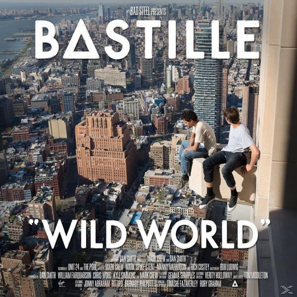 Albumcover mit zwei Männern, die auf einem Sims sitzen und auf eine Stadt blicken. Text überlagert das Bild.