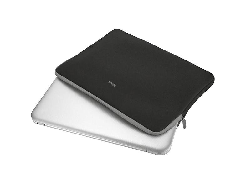 Fekete laptop egy fekete laptop tokban, szürke cipzárral, fehér háttér előtt.