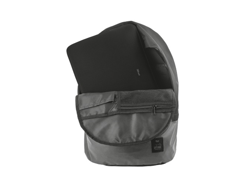 Egy szürke hátizsák egy laptop-pal. A táska nyitva, hogy látszódjon a tartalma.