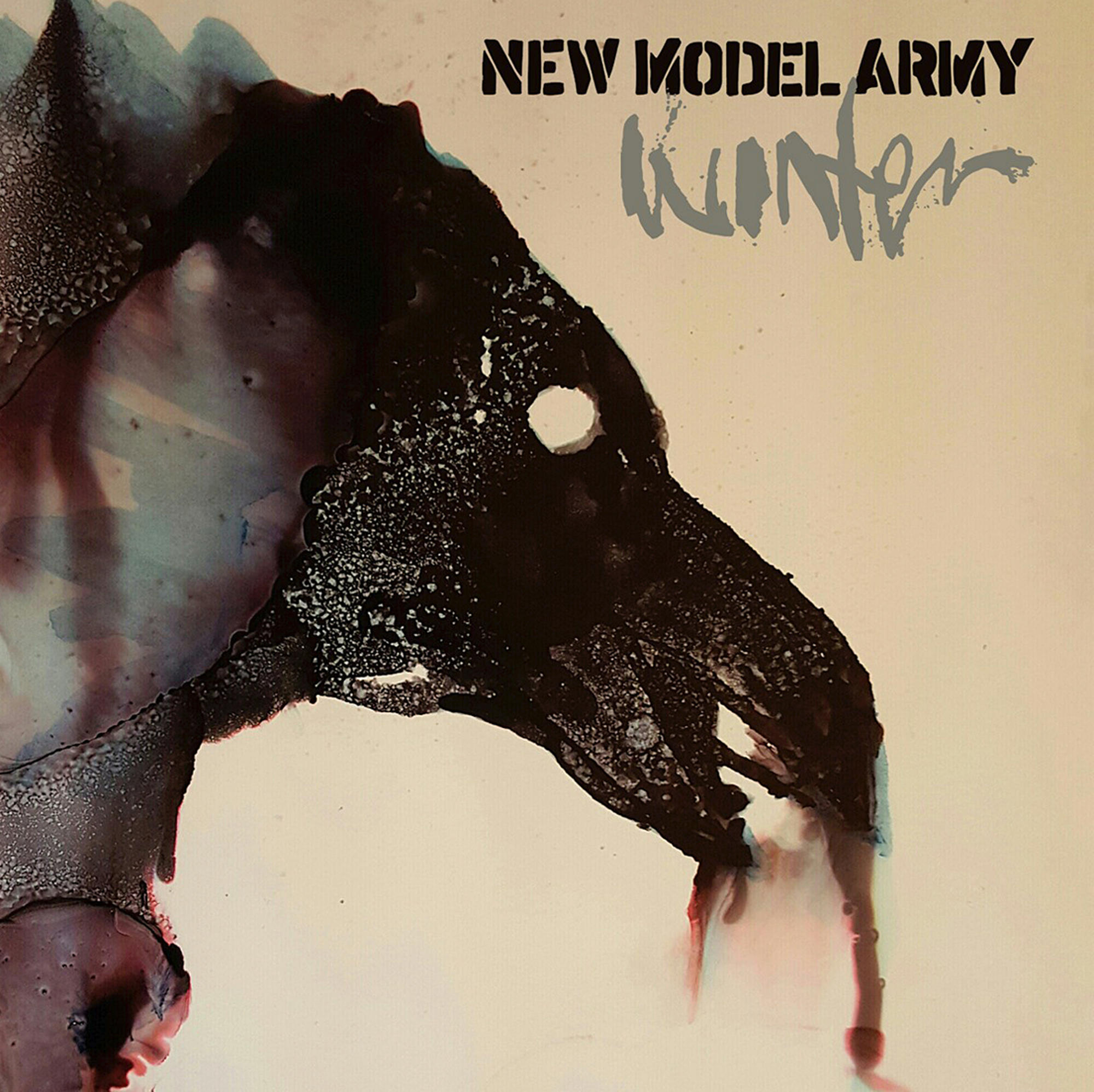 Albumcover mit dunkler abstrakter Kunst, schwarzem Pferdekopf und grauem Text.