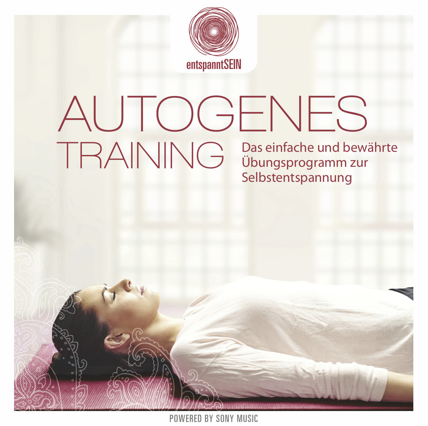 Frau auf einer rosa Matte, Augen geschlossen, in friedlicher Pose, mit Text über autogenes Training.