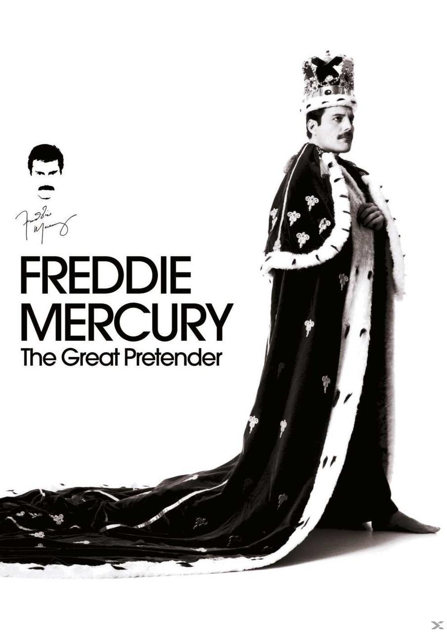 Freddie Mercury, Schwarzweißfoto. Er trägt eine Krone und einen langen Umhang.