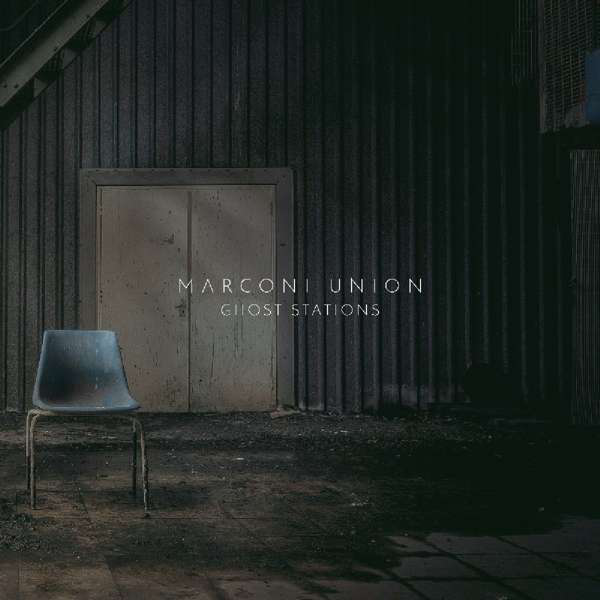 Album borító: 'Marconi Union Ghost Stations'. Ajtó és szék egy sötét, ipari kinézetű környezetben.