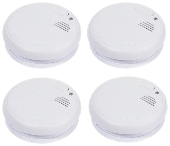 Vier weiße Rauchmelder. Jeder ist rund und hat eine Testtaste und einen Lautsprechergrill. Alle sind identisch.