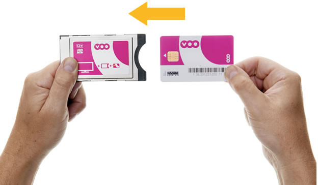 Mains tenant deux cartes, l'une vers l'autre. L'une est une carte Voo, l'autre une carte avec puce.