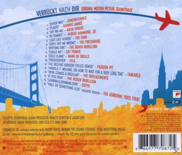 CD-Cover für einen Soundtrack, mit einer Stadtszene und einem roten Flugzeug. Orange- und Blautöne.
