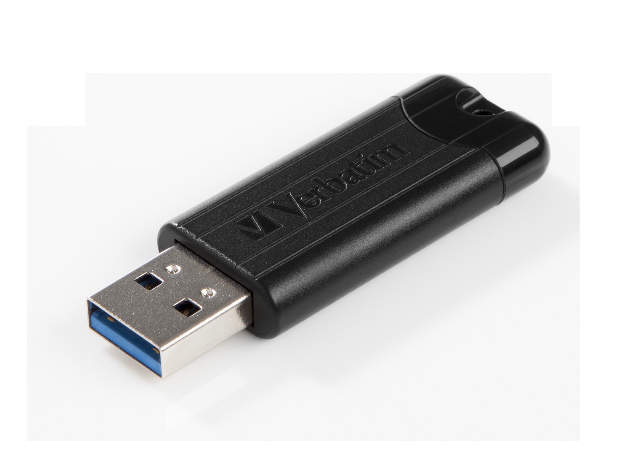 Ein schwarzer Verbatim USB-Stick mit blauem USB-Anschluss. Der Hintergrund ist weiß.