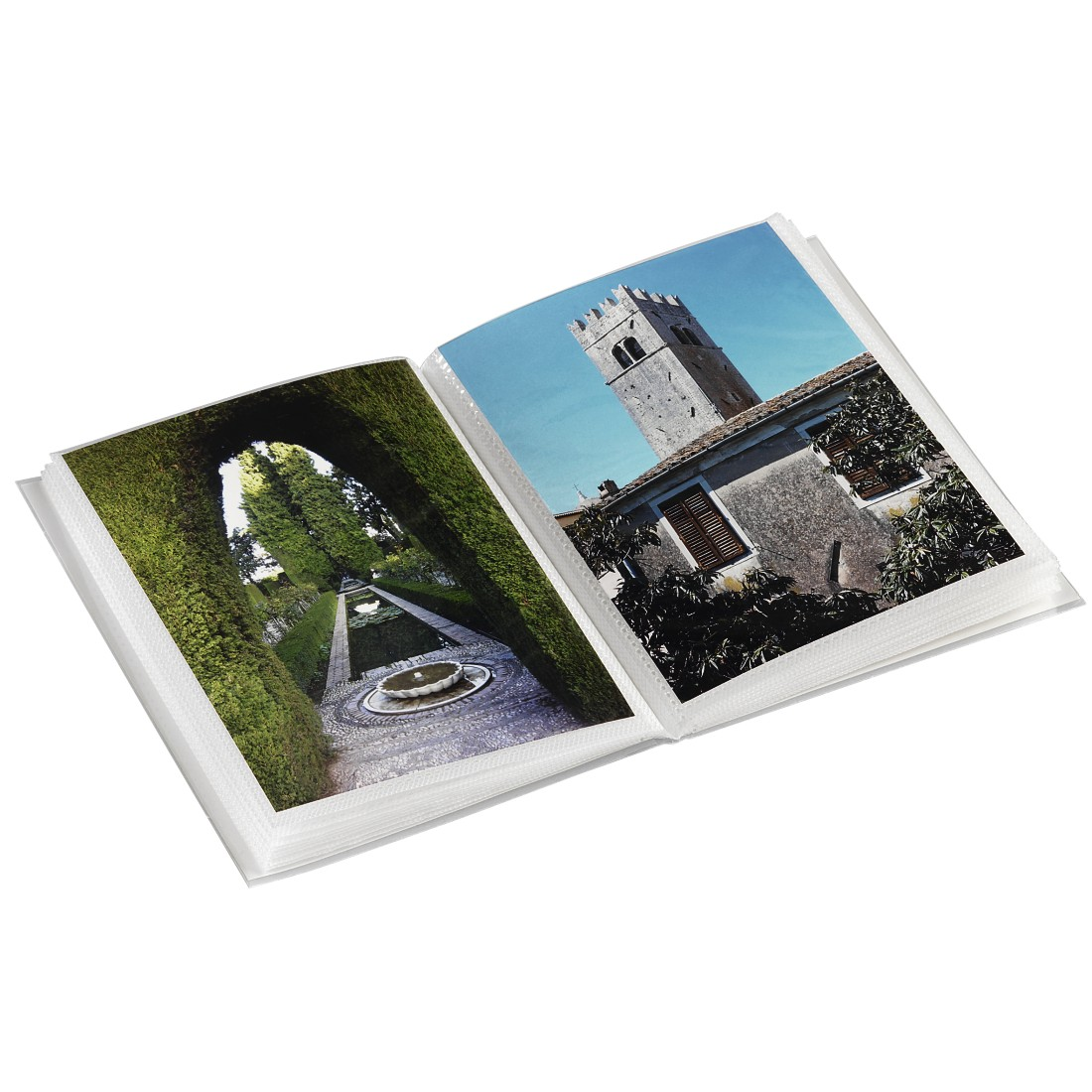 Offenes Fotoalbum. Eine Seite zeigt einen Gartenweg, die andere ein hohes Gebäude und blauen Himmel.