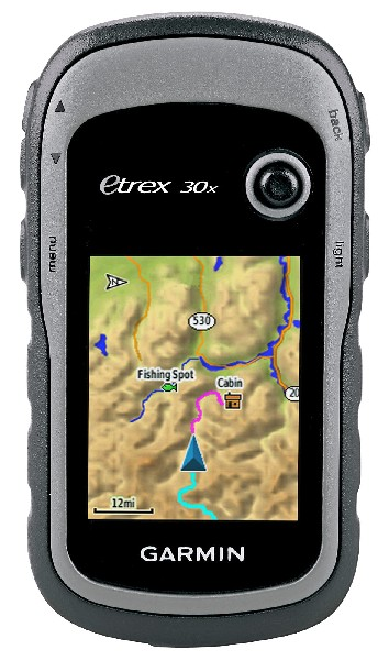 GPS Garmin eTrex 30x que muestra un mapa con una ruta azul a una cabaña. Cuerpo gris y negro.