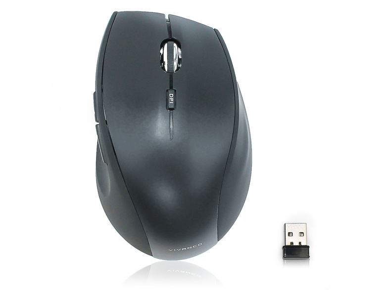 Schwarze kabellose Maus und ein USB-Empfänger auf weißem Hintergrund.