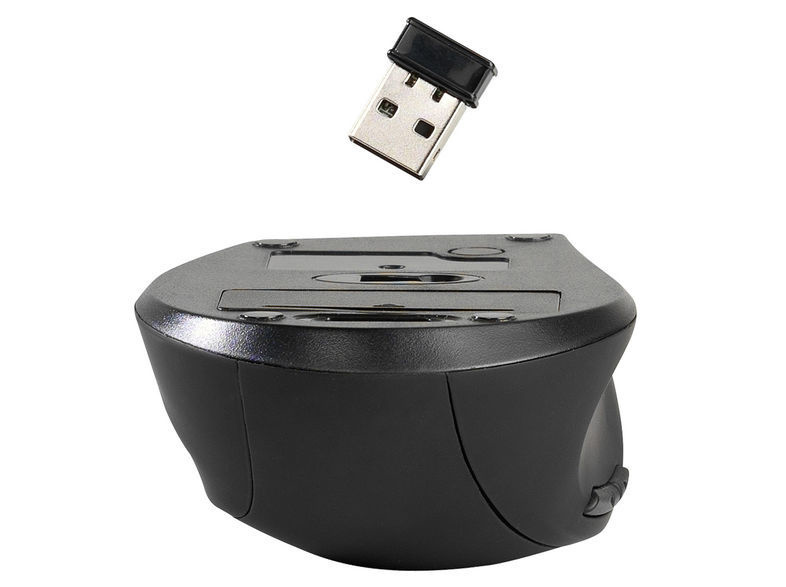 Die Unterseite einer schwarzen Computermaus mit einem USB-Empfänger darüber, der in der Luft schwebt.
