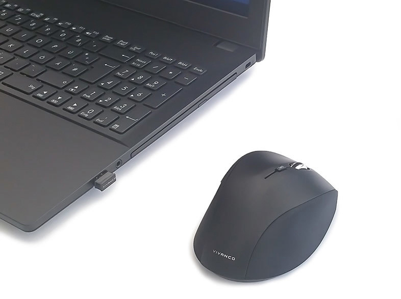 Schwarzer Laptop mit einer kabellosen Maus. Die Maus befindet sich rechts vom Laptop.