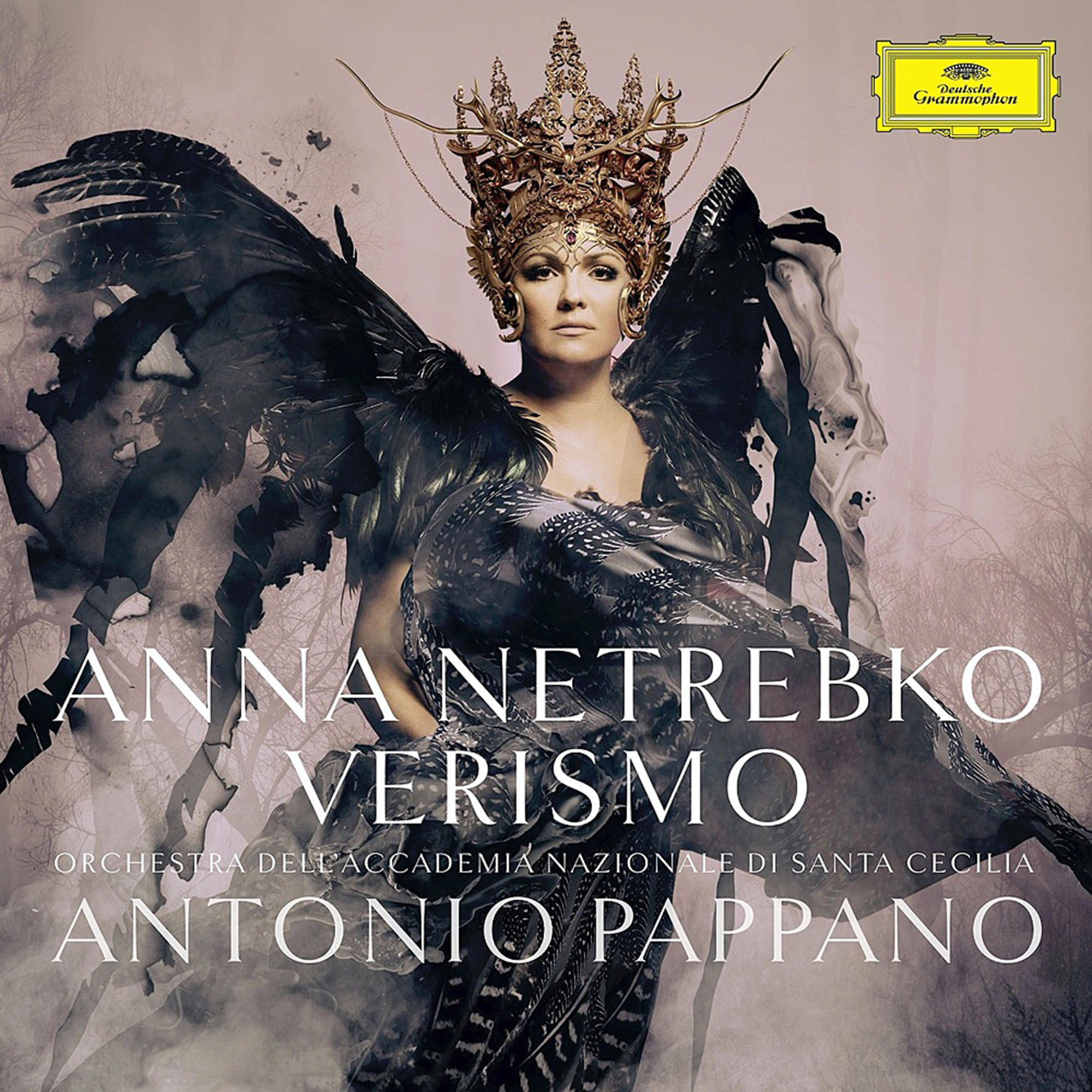 Albumcover: Anna Netrebko in aufwändiger Kleidung, schwarzen Flügeln und einem juwelenbesetzten Kopfschmuck. Text: 'Verismo'.