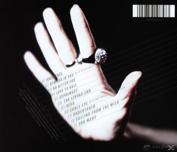 Eine Hand mit einem Ring am Finger, mit einer Liste von Songtiteln in weißem Text.