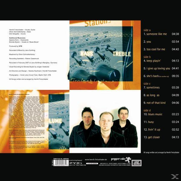 Albumcover: Bandmitglieder vor einer Soundanlage und Titellisten.