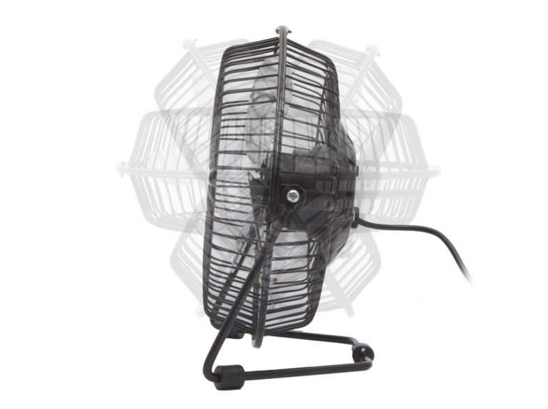 Fekete oszcilláló ventilátor fehér háttérben. A lapátok láthatók. Az alap fekete.