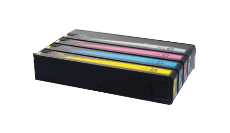 Vier HP Tintenpatronen: gelb, cyan, magenta und schwarz. Schwarzes Gehäuse, weißer Hintergrund.