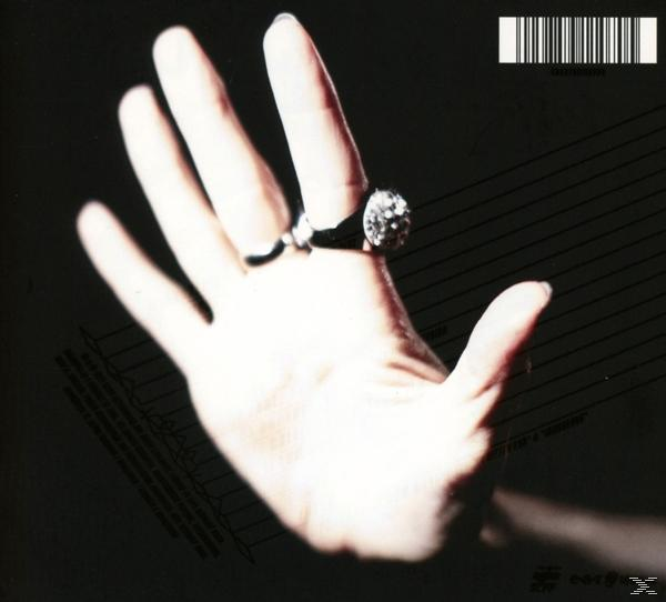 Hand mit Diamantring auf dunklem Hintergrund mit verschwommenem Liniendesign.