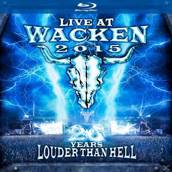 Blu-ray-Cover für Live at Wacken 2015. Enthält einen Schädel, Blitze und eine Menge bei einem Konzert.
