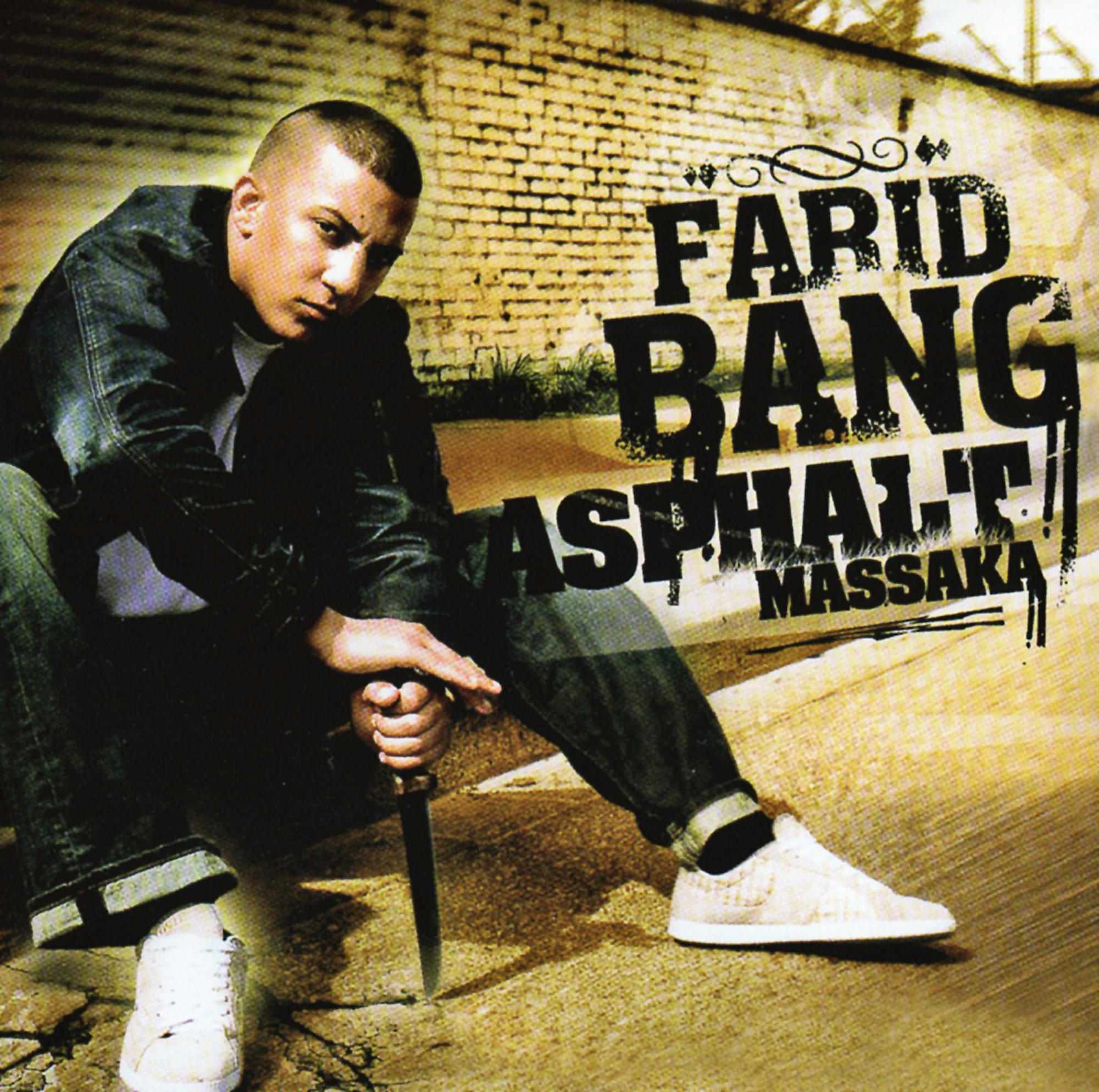 Farid Bang Albumcover. Mann in Jeans, hält Messer. Urbanes Setting. Text: Farid Bang, Asphalt Massaka.