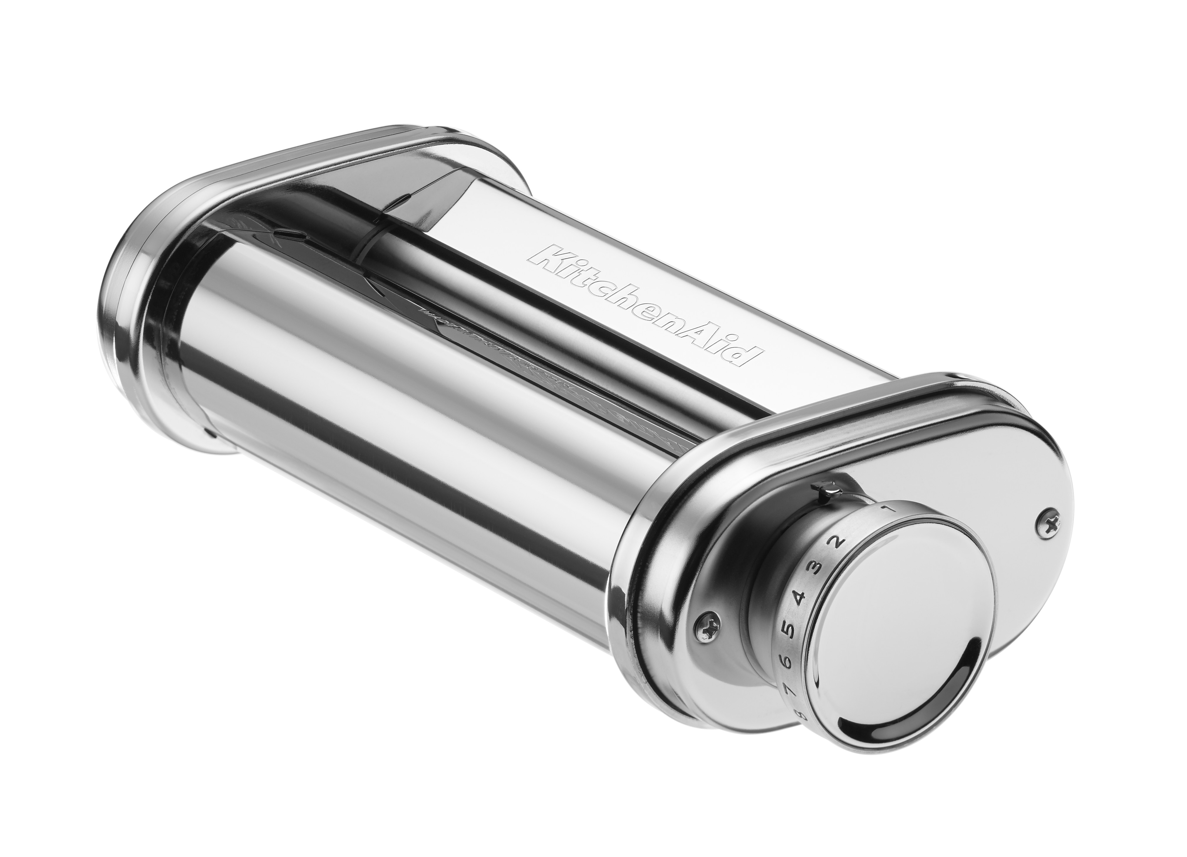 Silberner KitchenAid-Nudelhersteller mit nummeriertem Drehknopf, der auf einer weißen Oberfläche liegt.