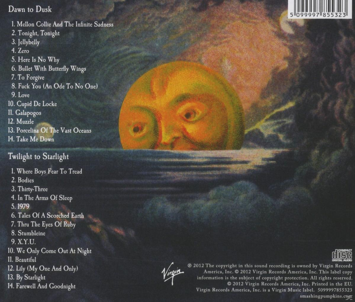 CD-Rückseite. Smashing Pumpkins Album-Trackliste. Dunkler Himmel mit Mond und Wolken. Text in Weiß.