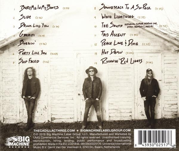 Rückseite des Albumcovers mit drei Männern und einem weißen Gebäude im Hintergrund, mit Trackliste.