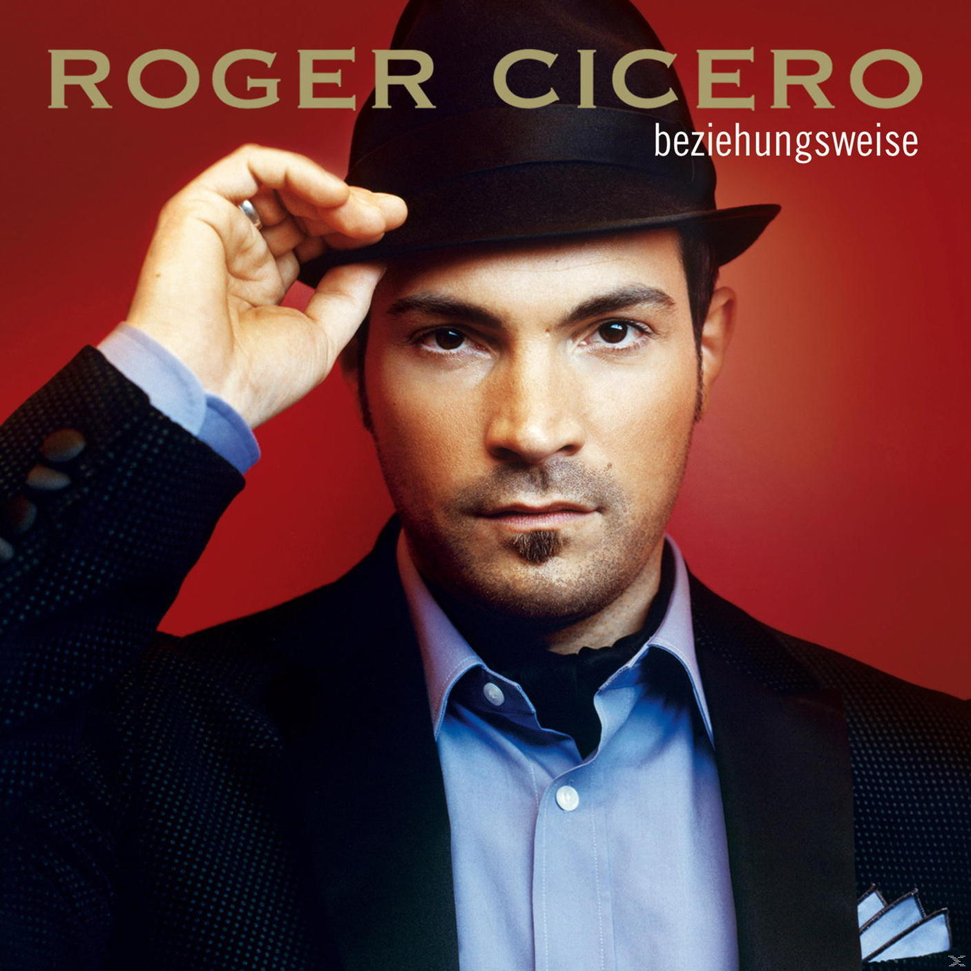 Albumcover: Roger Cicero. Mann im Anzug und Hut. Roter Hintergrund.