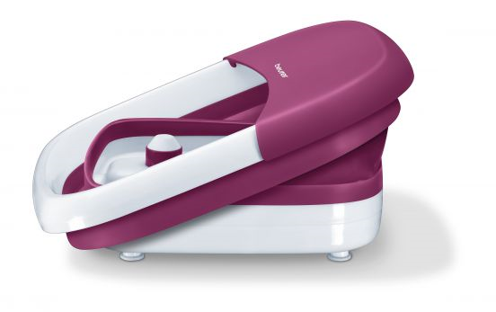 Un bain de pieds violet et blanc. Le spa est partiellement plié, montrant l'intérieur. La marque Beurer est visible.