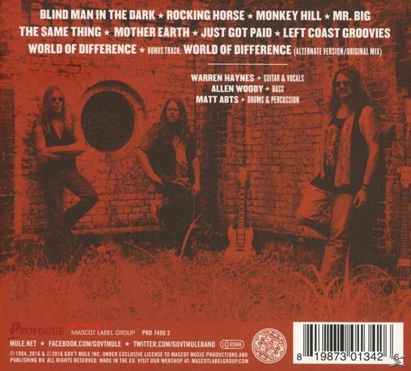 Albumcover mit drei Männern vor einer Backsteinmauer. Text enthält Songtitel und Bandmitglieder.