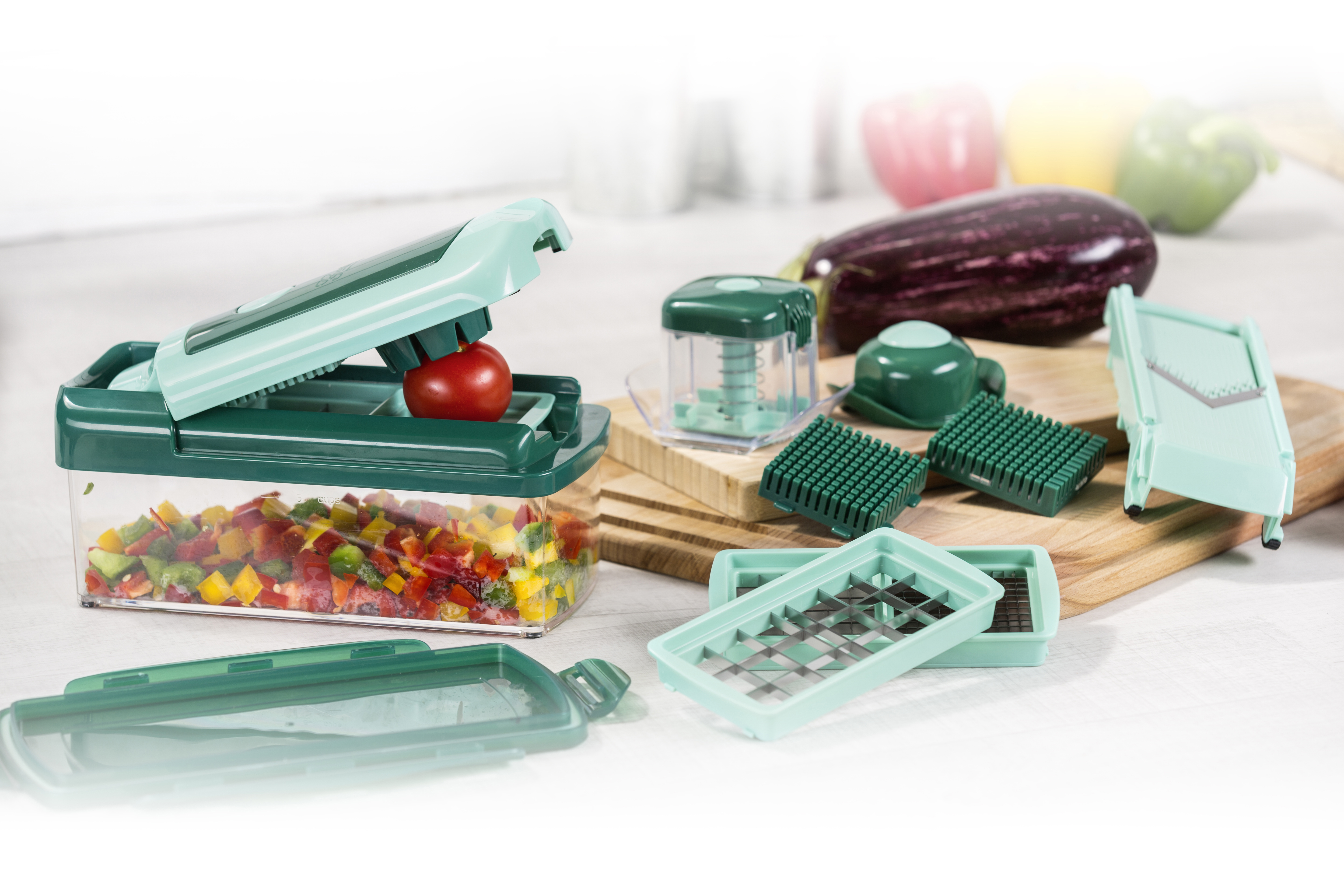 Ein Küchen-Gadget-Set mit einer roten Tomate im Inneren.