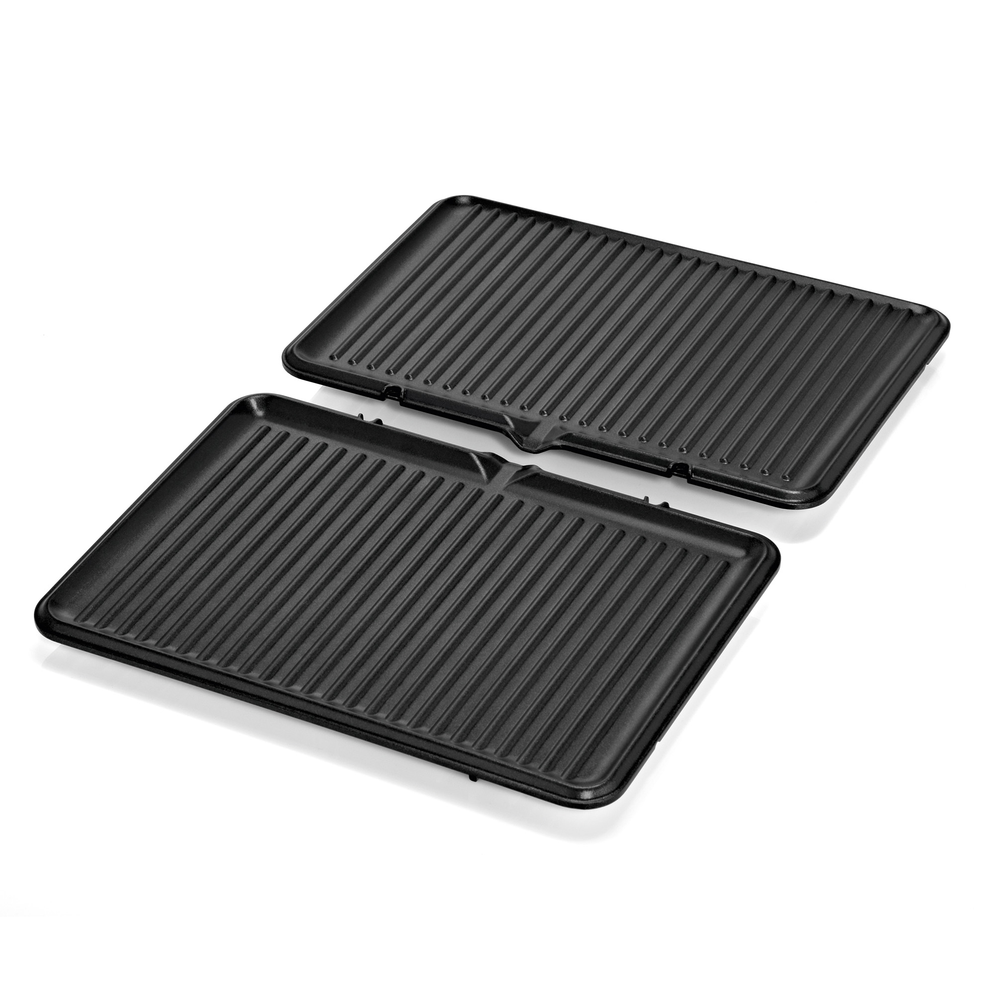 Zwei schwarze Grillplatten auf weißem Hintergrund. Geriffelte Oberfläche.