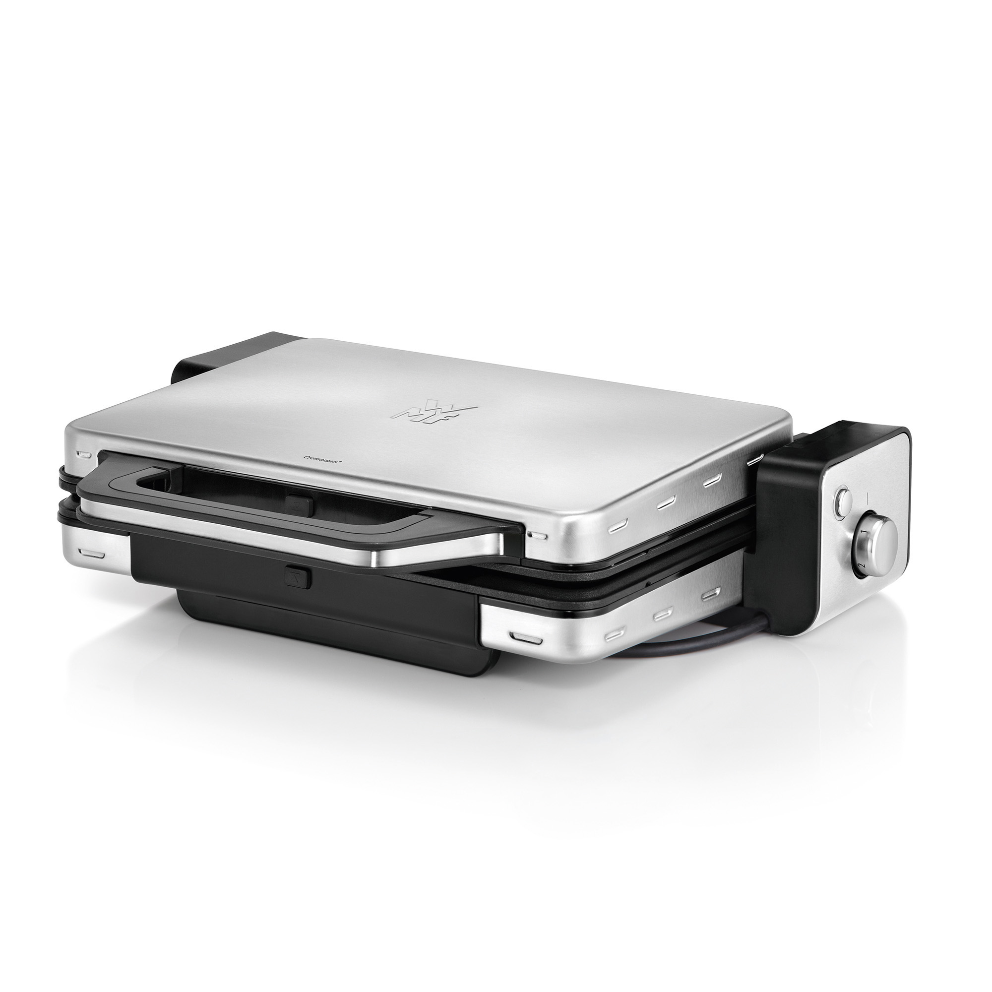 Silber-schwarze Panini-Presse, geöffnet, um das Innere freizugeben, auf einer weißen Oberfläche.