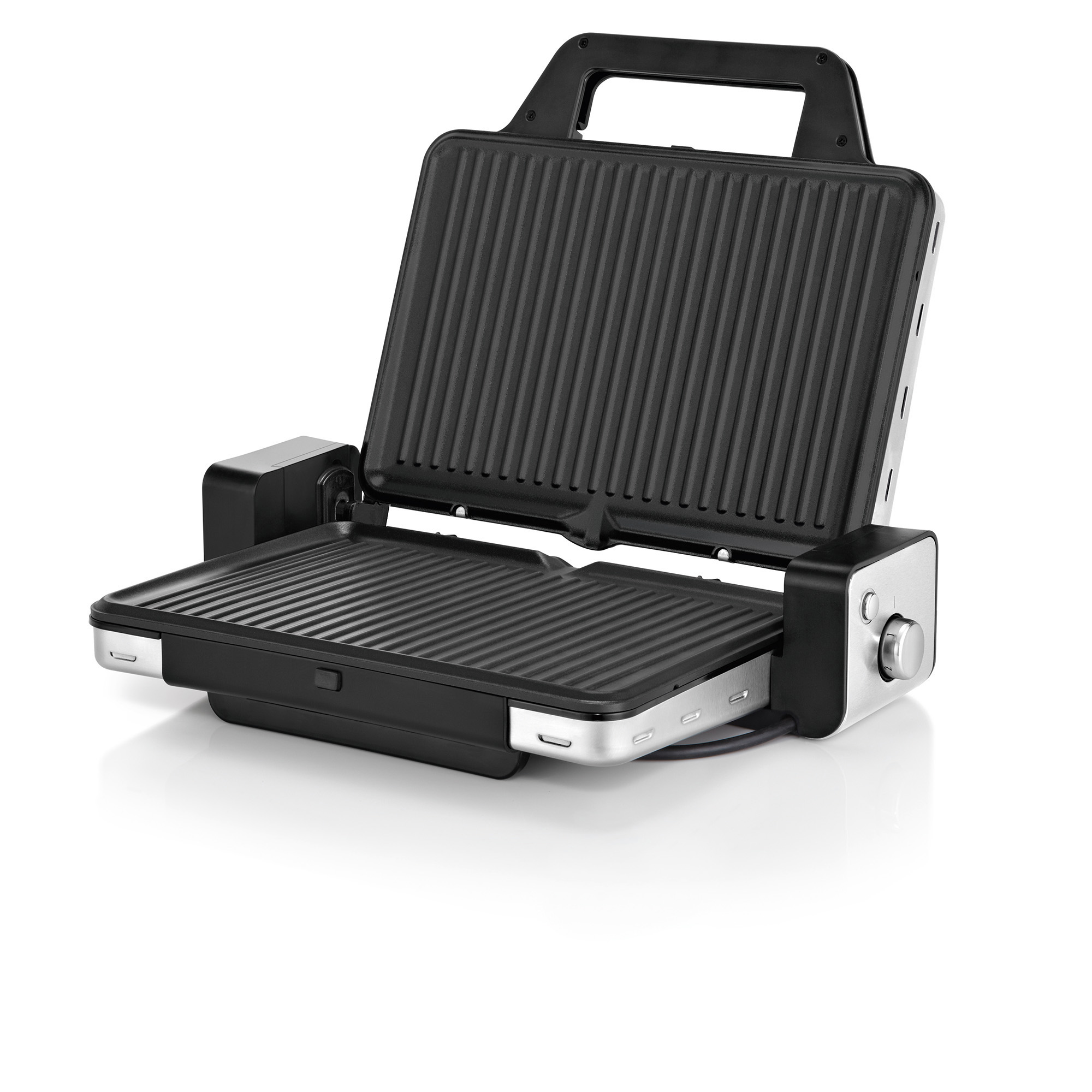 Offener Elektrogrill, schwarze Kochflächen, silberner Rahmen, schwarzer Griff, auf weißem Hintergrund, Schatten unten.