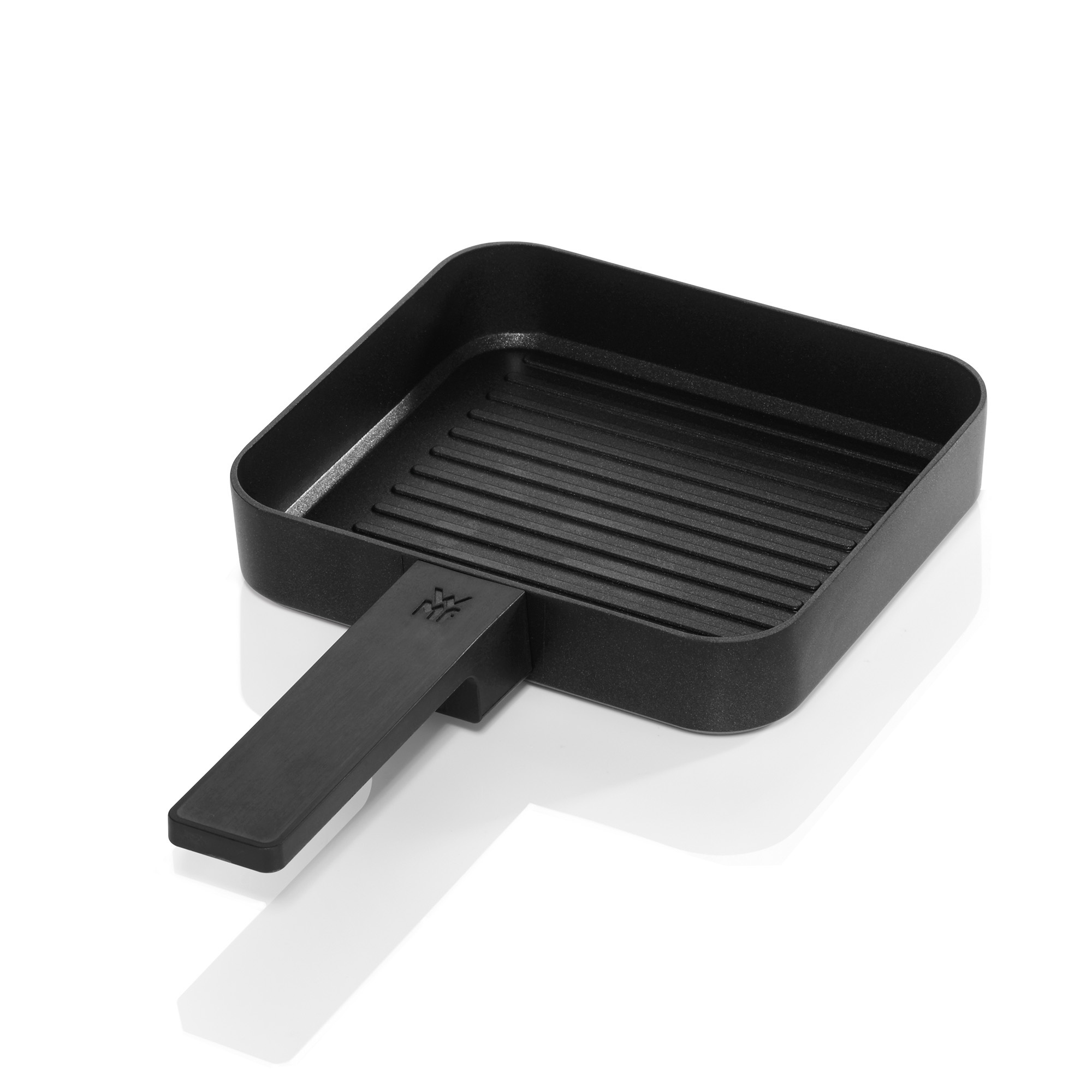 Poêle grill carrée noire sur une surface blanche, manche à gauche.