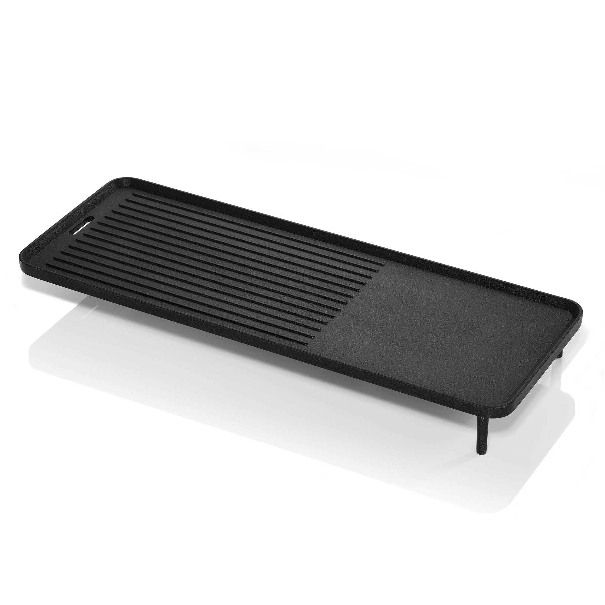 Un grill en fonte noir avec une surface plane et une section de plancha. Il est sur un fond blanc.