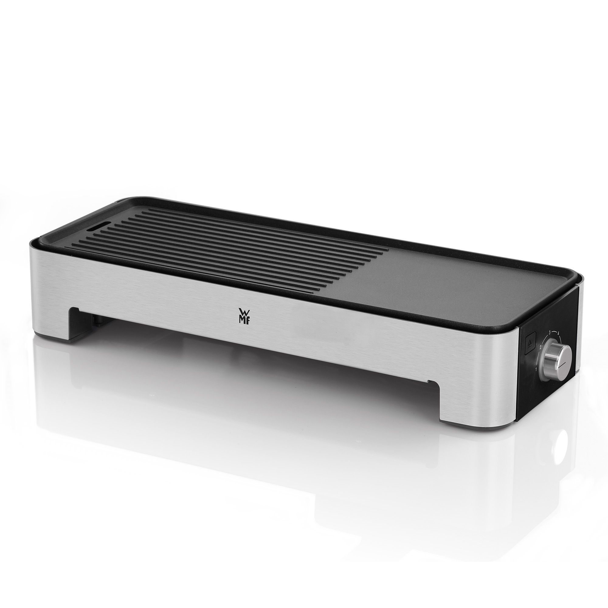 Gril électrique avec surface de cuisson noire. Corps en acier inoxydable, fond blanc.