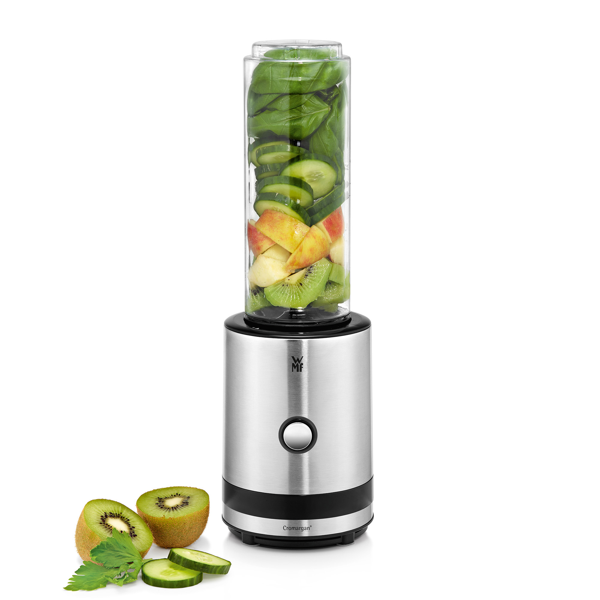 Mixer mit Zutaten: Gurke, Apfel, Kiwi und Spinat. Kiwischeiben vorne.