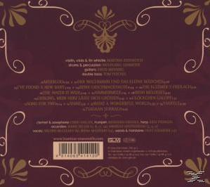 CD-Rückseite. Text auf burgunderrotem Hintergrund mit goldenen Zierelementen.