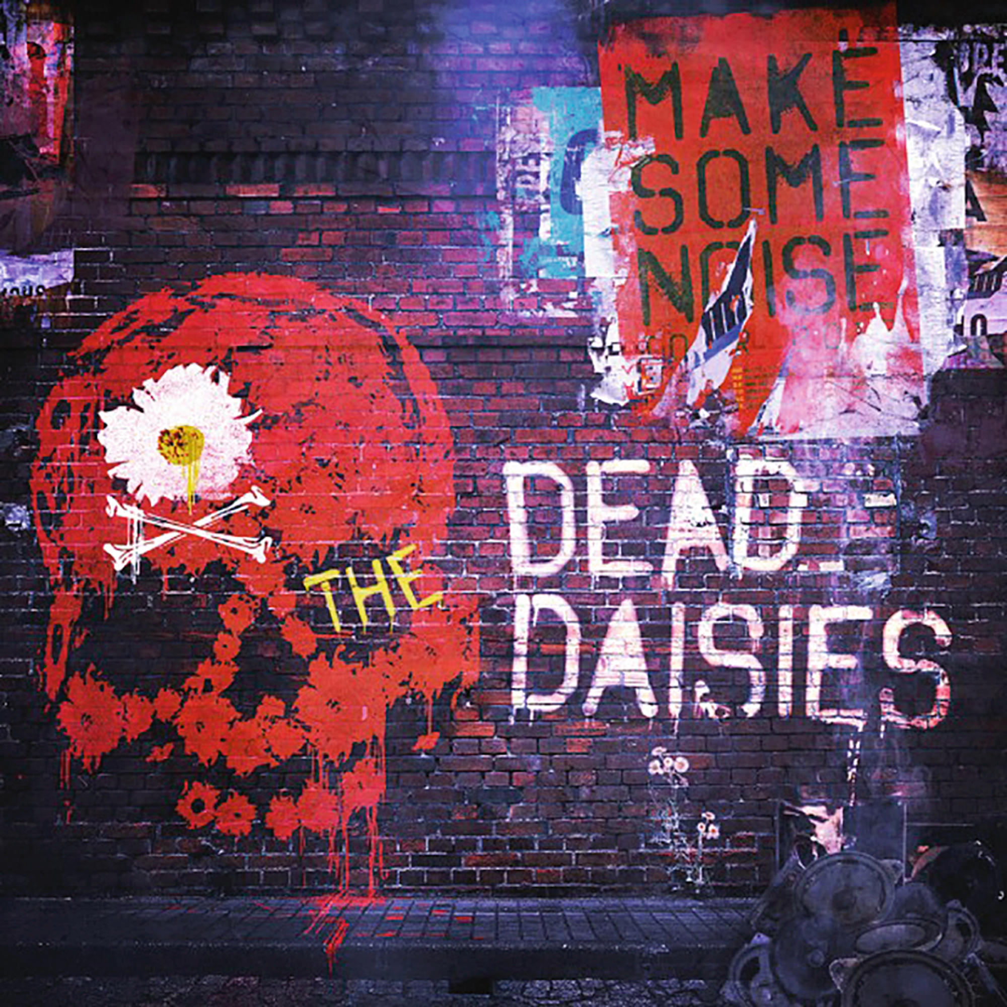 Rote Totenkopf-Graffiti mit Gänseblümchen und gekreuzten Knochen auf einer Backsteinmauer. Text: The Dead Daisies. Make Some Noise.