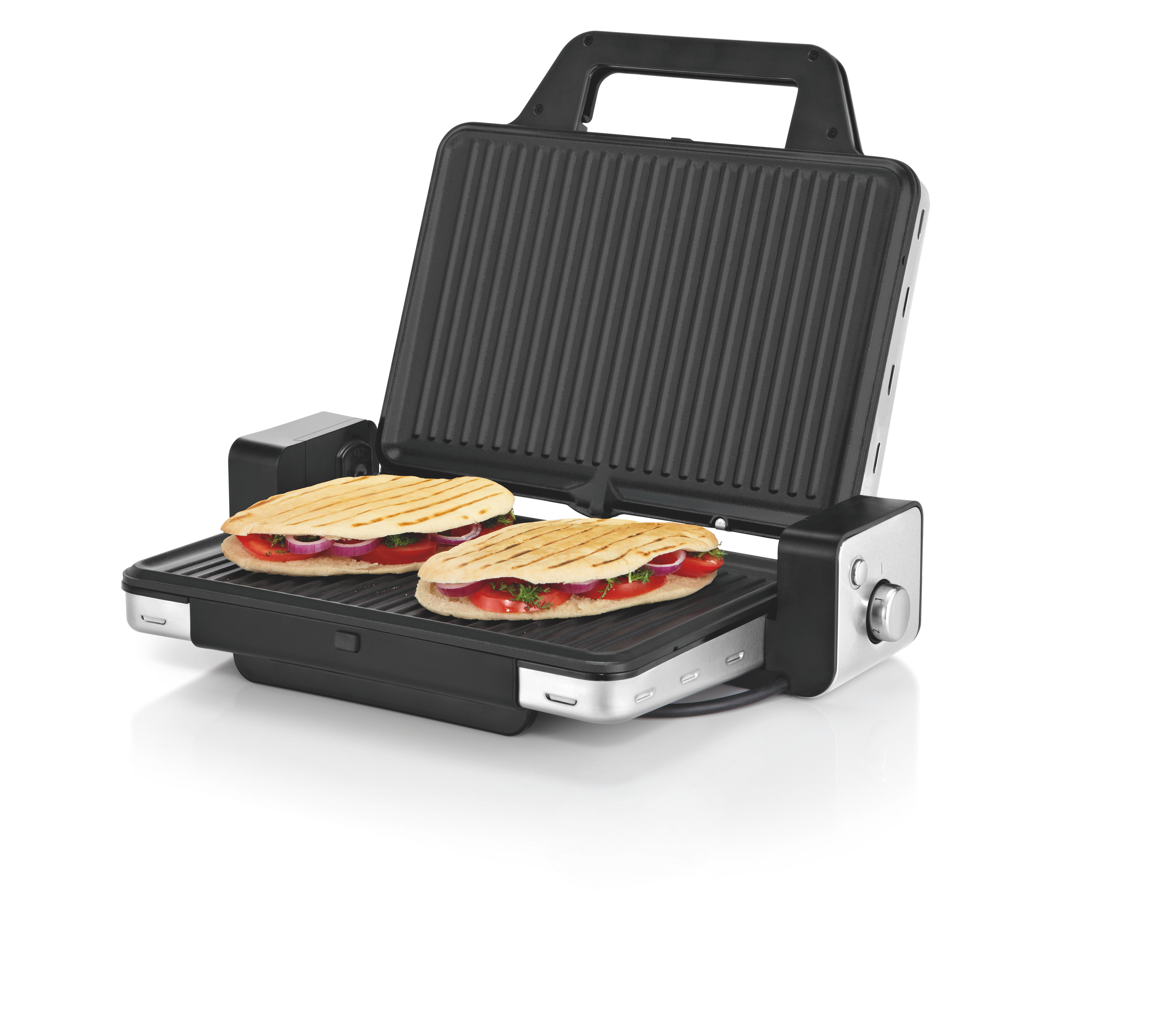 Eine Panini-Presse mit zwei Sandwiches darin. Die Sandwiches haben Tomaten und rote Zwiebeln.