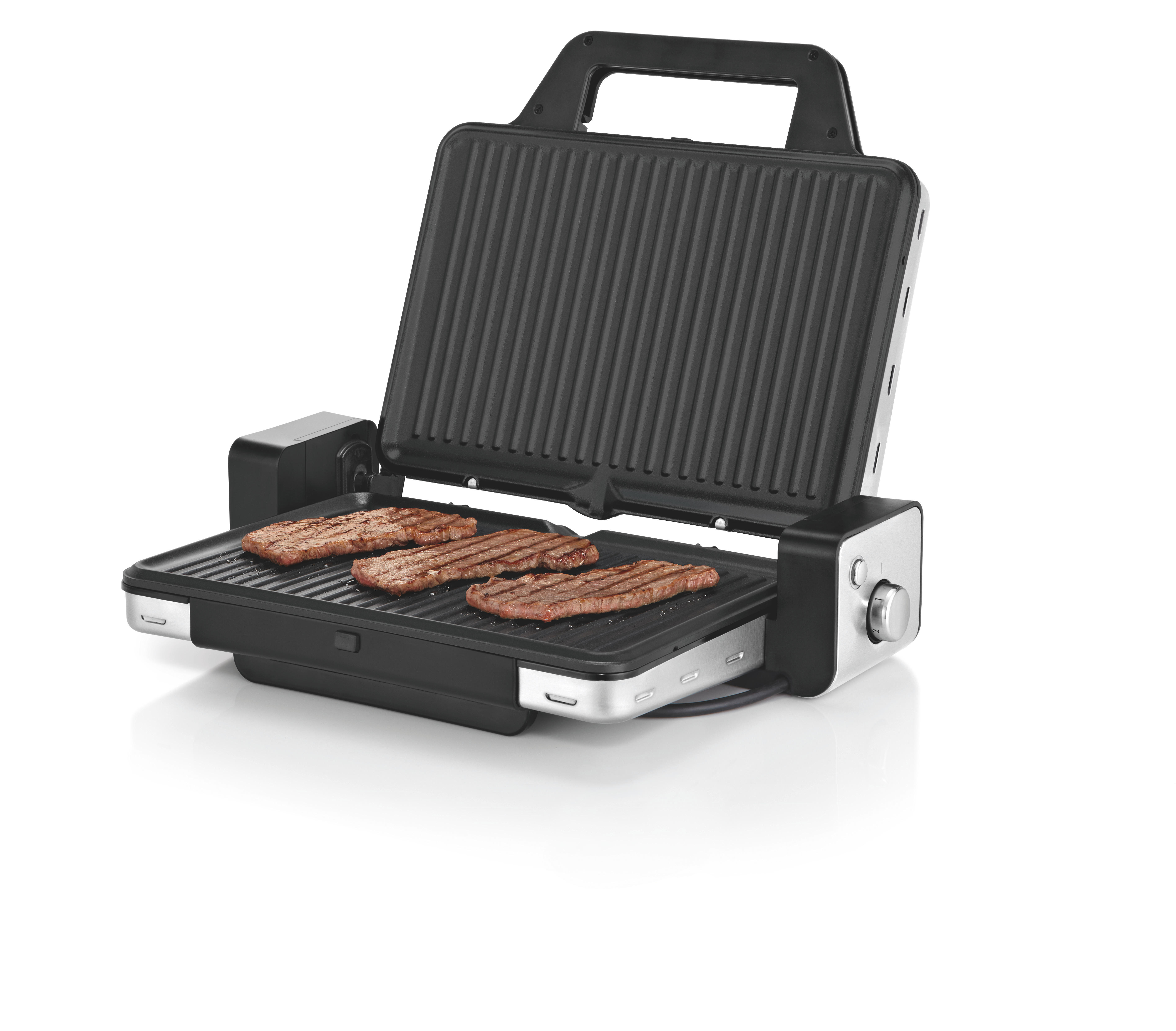Ein offener, schwarz-silberner Elektrogrill mit drei gebratenen Steaks darauf.