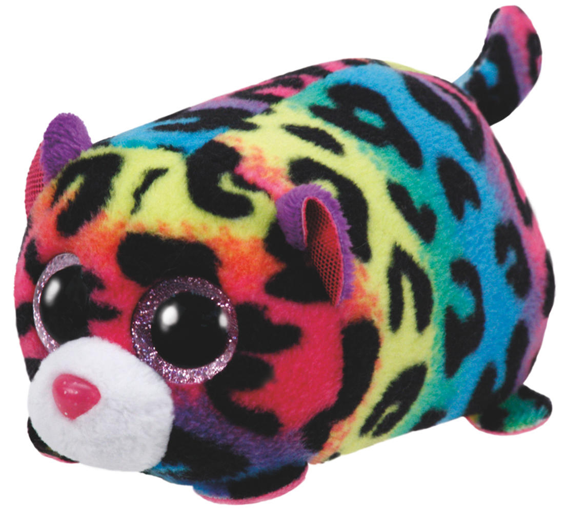Ein farbenfrohes Stofftier eines katzenartigen Tieres mit großen glitzernden Augen. Es hat ein Regenbogenmuster und liegt.