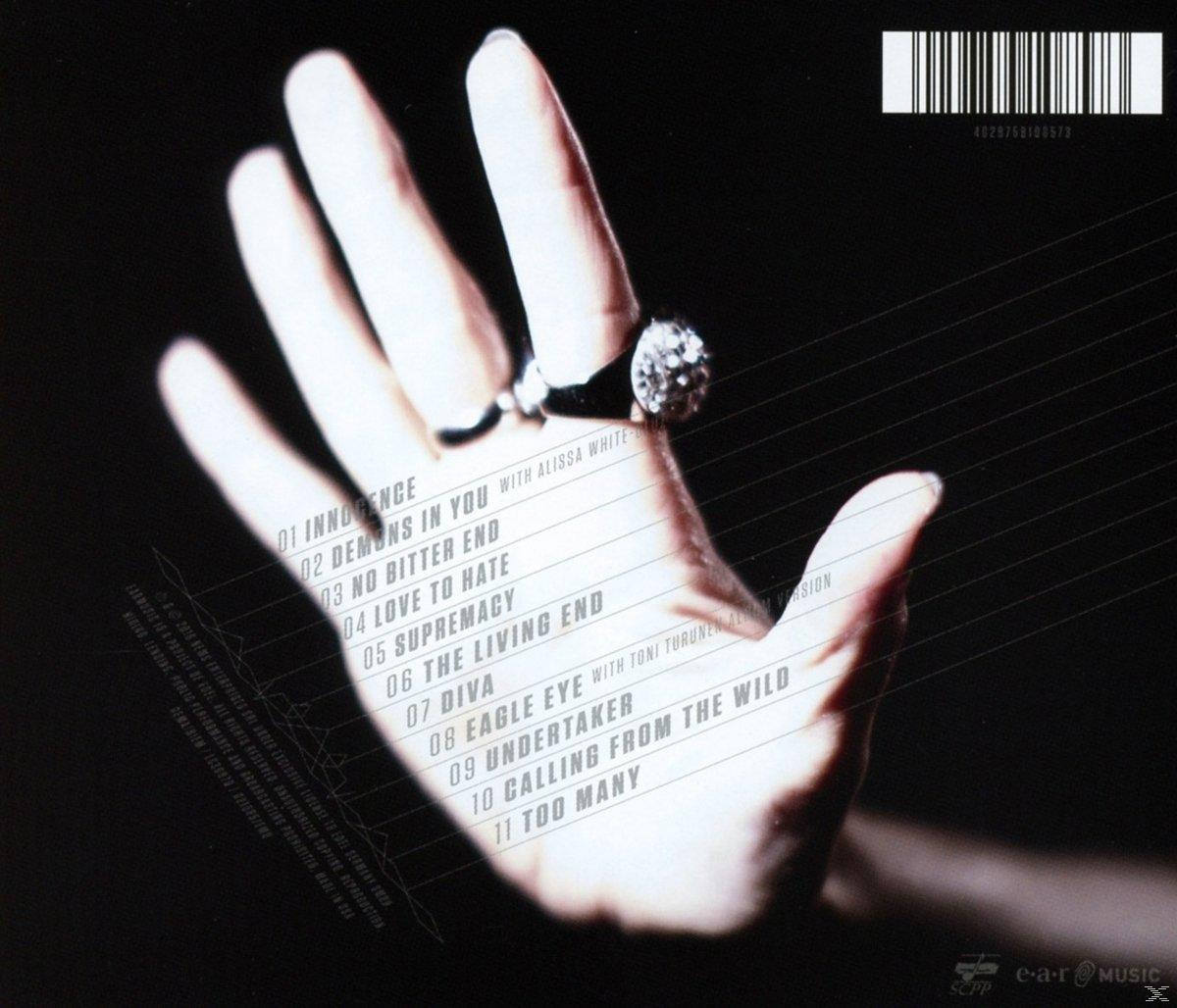 Hand mit Ring auf dunklem Hintergrund, Album-Titelliste sichtbar.