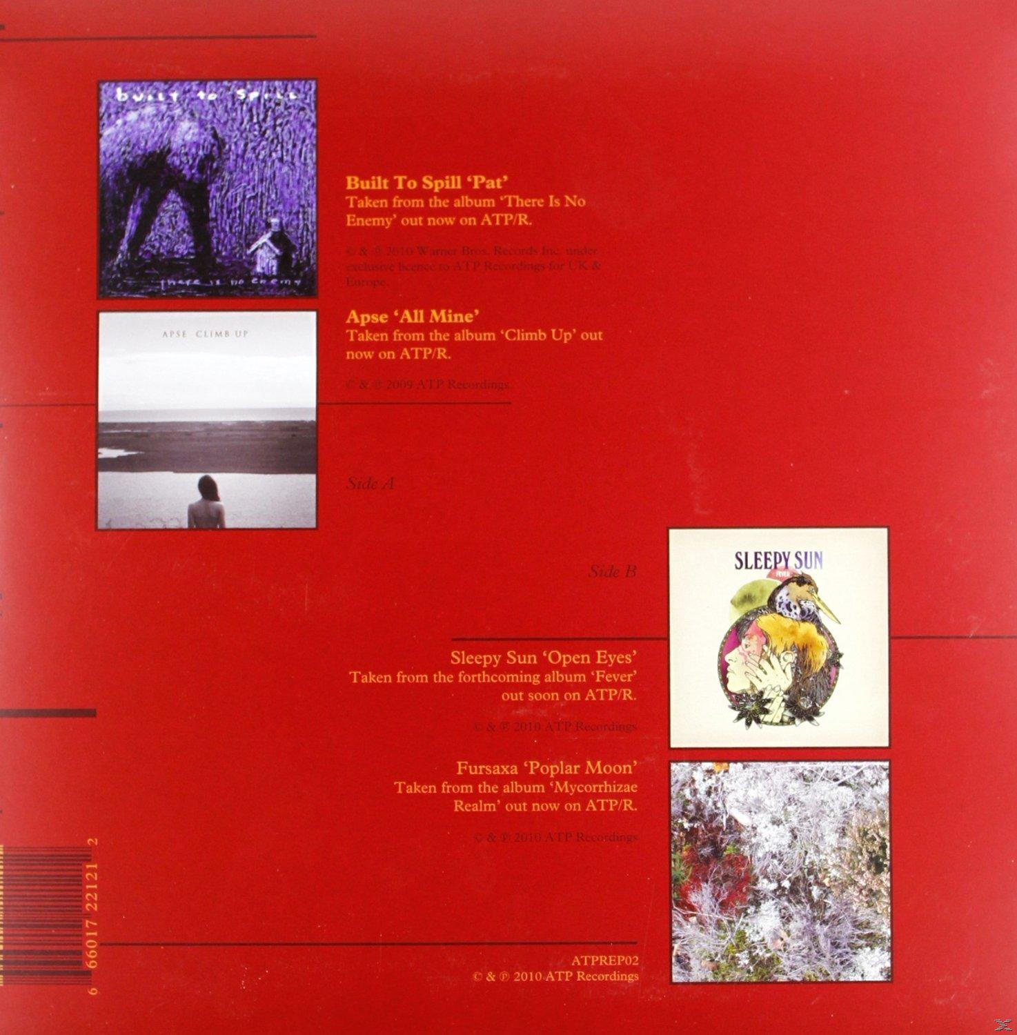Albumcover mit mehreren Albumcovern auf rotem Hintergrund. Text mit Songliste und Credits.