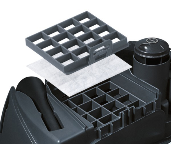 Ein geöffneter Luftfilter mit Gitter und weißem Filterpapier. Dunkelgraue Komponenten.