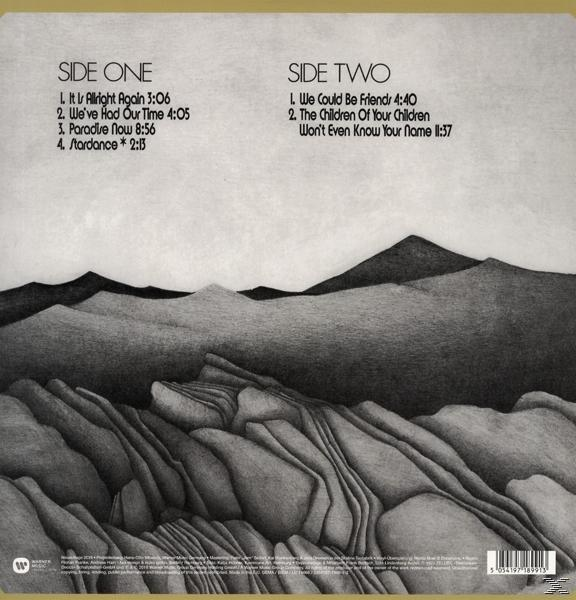 Albumcover mit einer Landschaftsillustration. Schwarz-Weiß-Bild einer Wüstenszene mit Text.