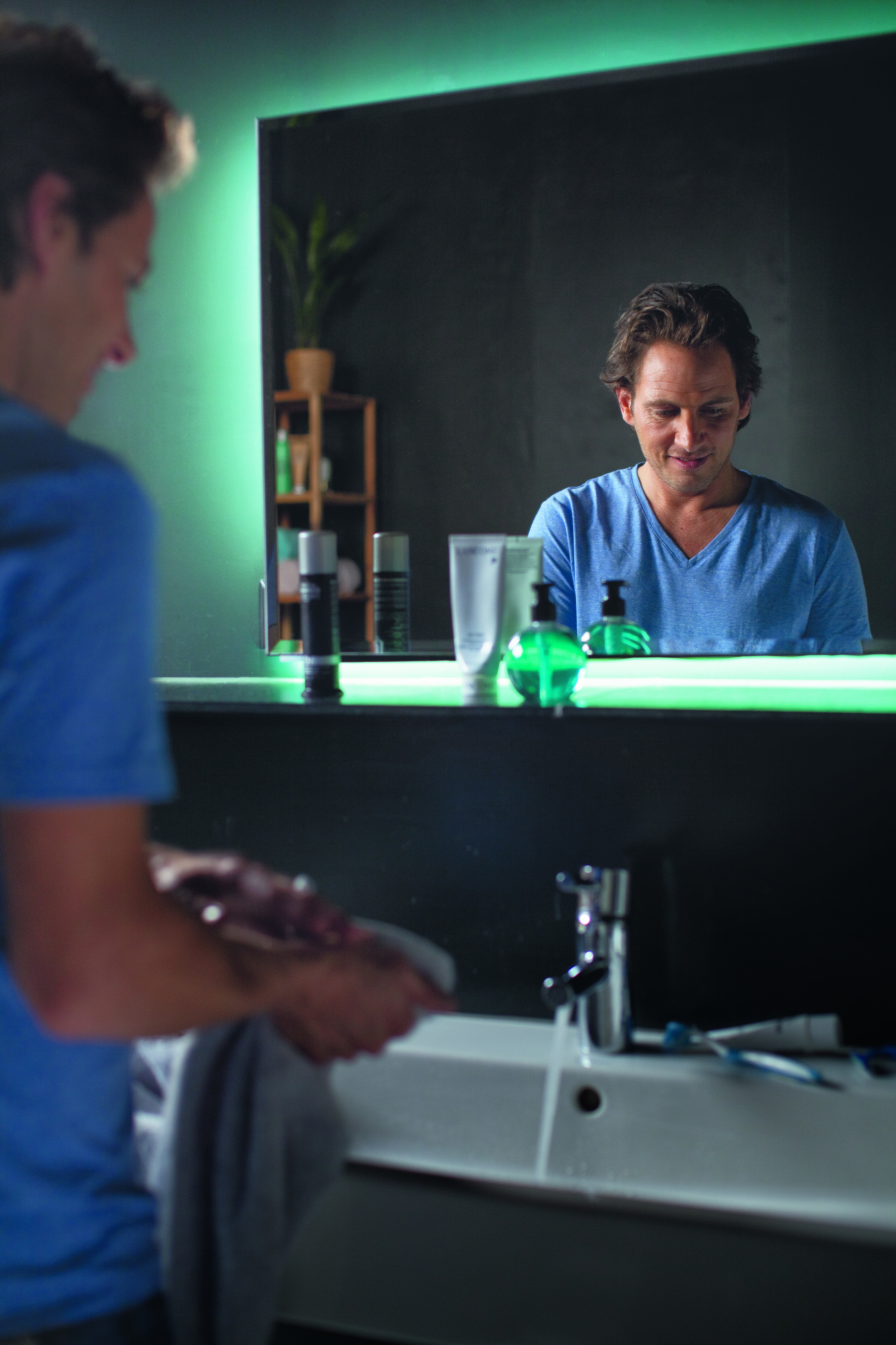 PHILIPS Hue LightStrip+ 2m Basis inkl. Hue Bridge Vorteilspack LED Strip