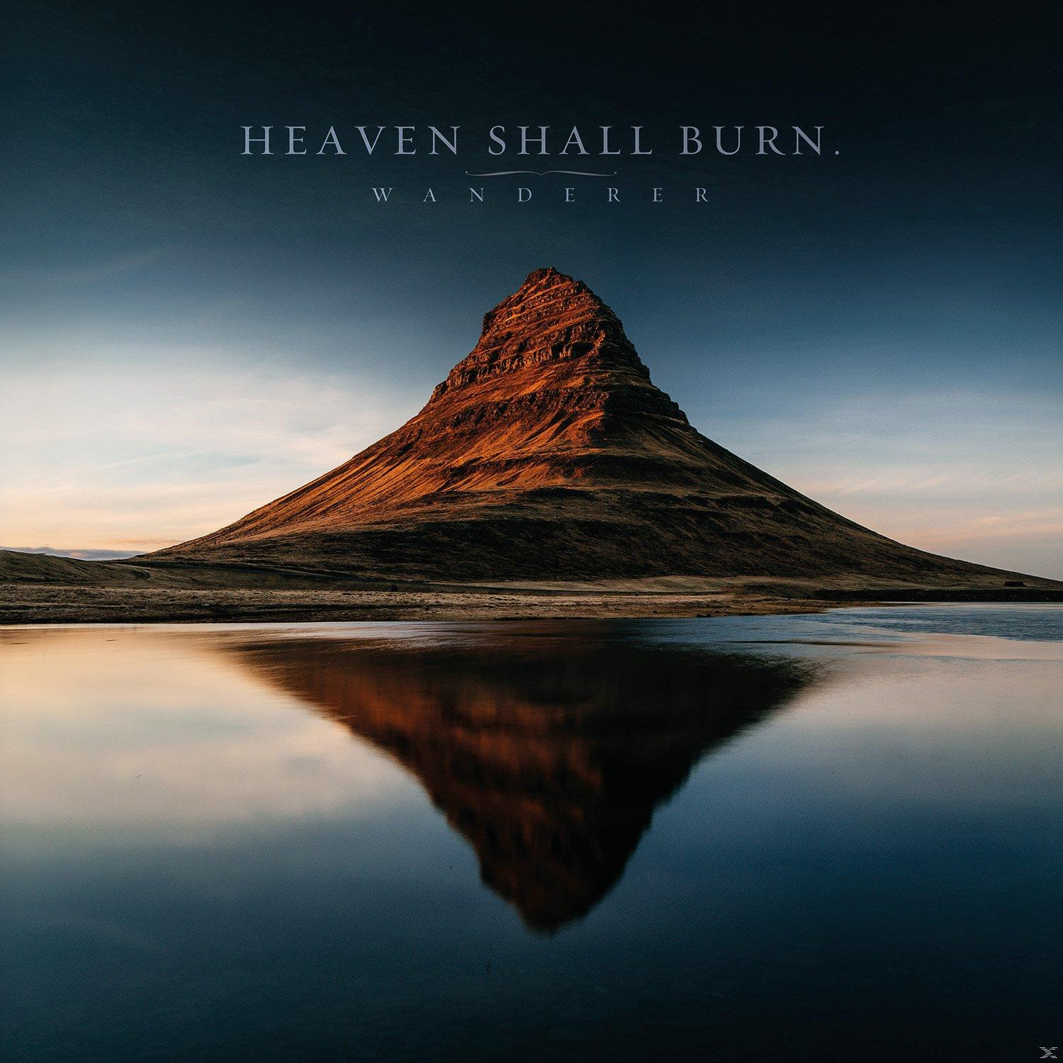 Berg spiegelt sich im Seewasser. Titel: Heaven Shall Burn Wanderer. Himmel hell- und dunkelblau.